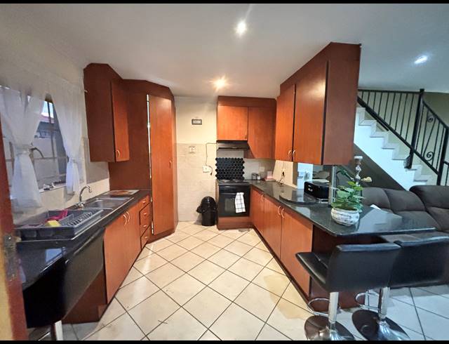 2 BEDROOM DUPLEX FOR SALE IN WILLOW GLEN